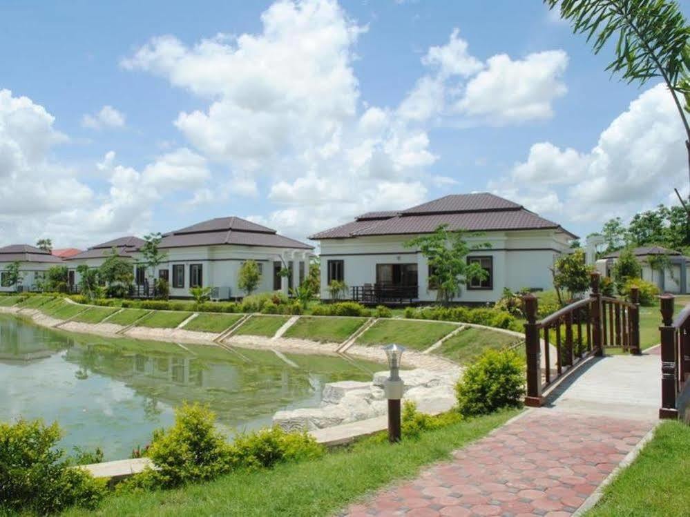The Golden Lake Hotel Naypyidaw Luaran gambar